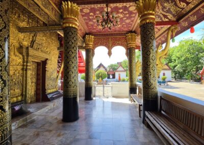 versanda anteriore Wat Mai Souvannapoumaram, Luang Prabang, Laos